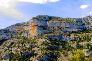 C'est un paysage grandiose qui s'est dessiné au fil des millénaires grâce au passage d'une rivière qui a façonné ces gorges vertigineuses. La route pittoresque qui y passe relie la plaine du Comtat et les champs de lavande du haut pays.